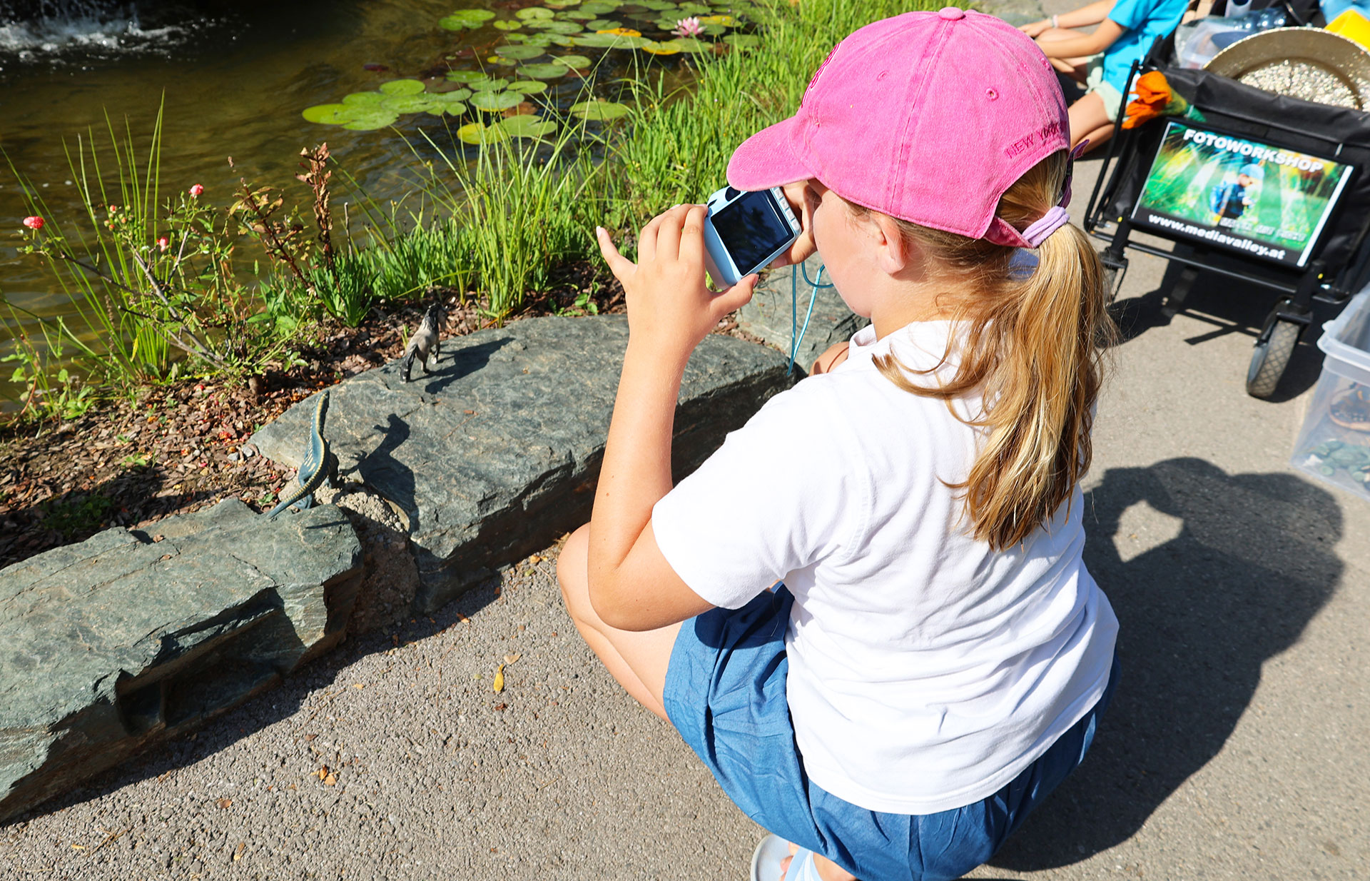 Kinder beim Fotografieren im Workshop